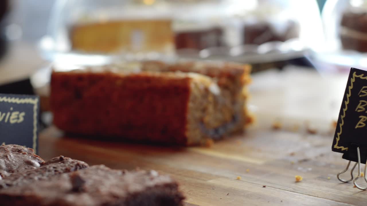 una toma panorámica de una deliciosa selección de pasteles sin gluten en una cafetería local | cafetería gourmet | filmado en hd a 24 fps cinemáticos