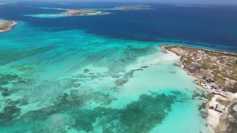 vista aérea de arrecifes de islas tropicales en el mar del caribe