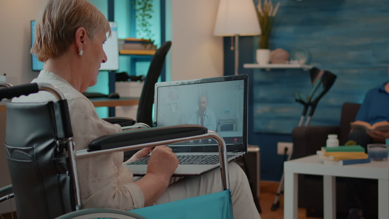 Ældre kvinde på videoopkald med læge