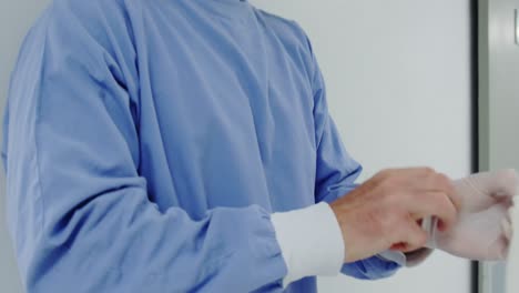 primer plano de un médico caucásico preocupado de pie en el pasillo