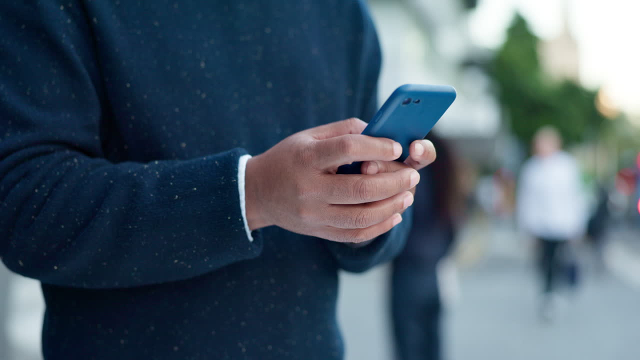 hombre de negocios, manos y escribir en un teléfono al aire libre