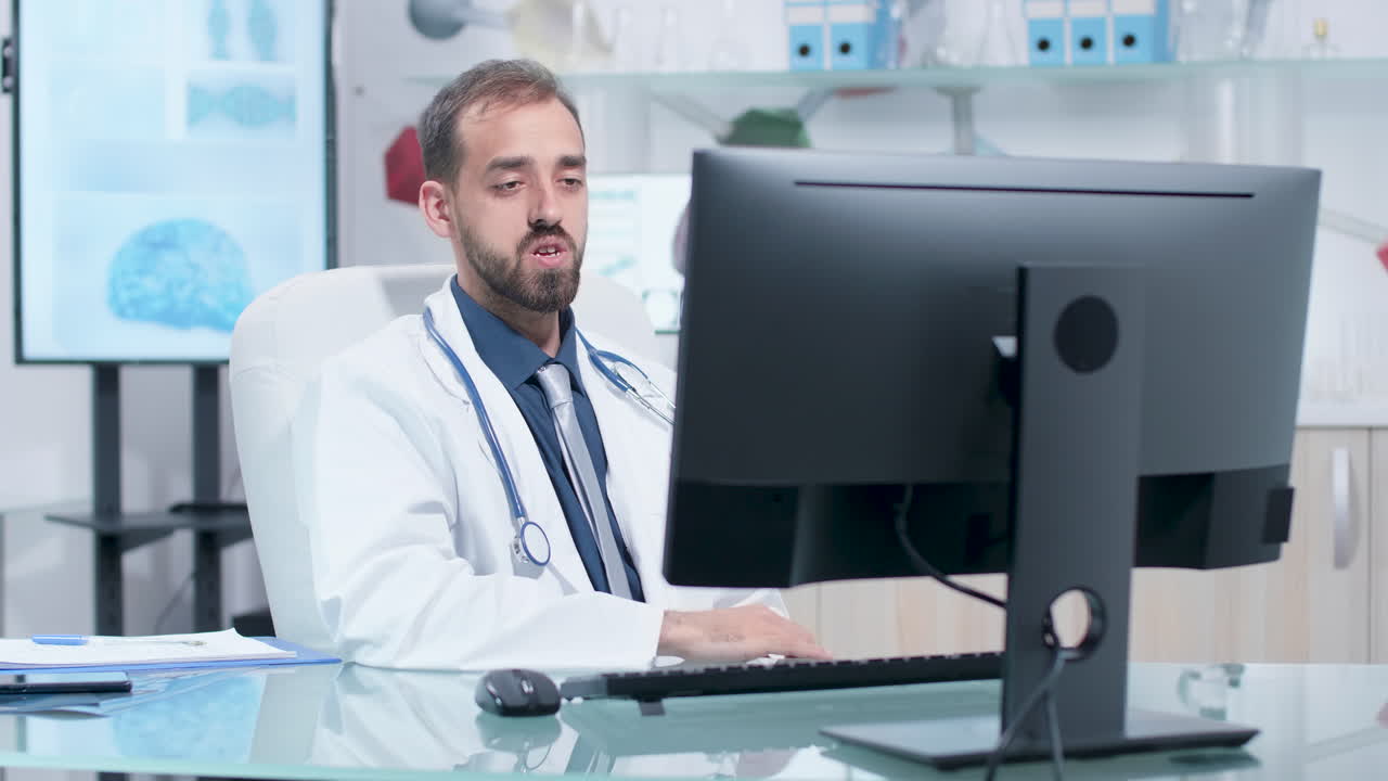 médico trabajando en su escritorio