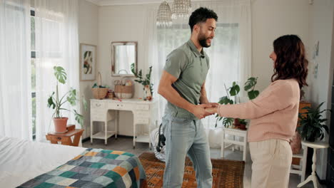 una pareja bailando alegremente en su casa