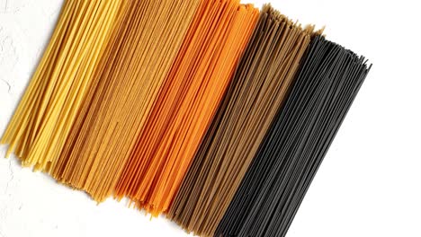 espaguetis multicolores crudos