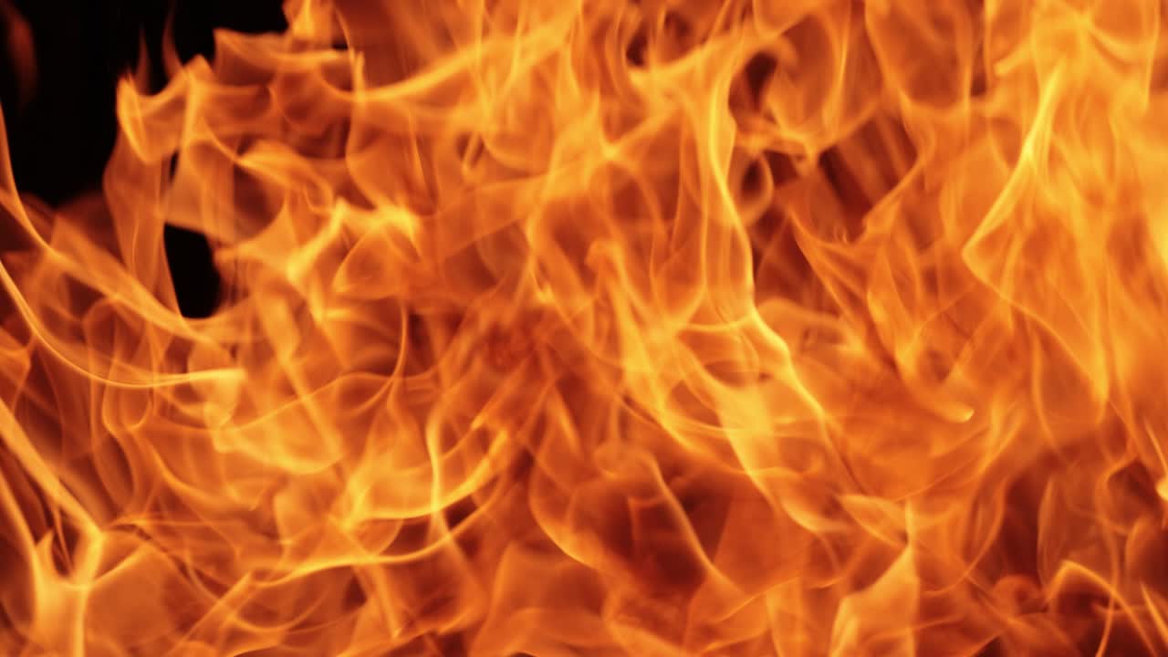 Fiamme su sfondo nero al rallentatore