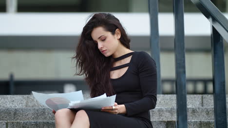 Mujer-De-Primer-Plano-Leyendo-Documentos-Comerciales.-Mujer-Agotada-Tirando-Papeles