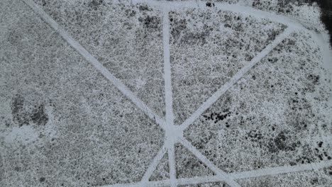 Huellas-En-La-Nieve-Caminos-Abstractos-En-El-Campo-Cruzando-El-Aumento-Del-Dron