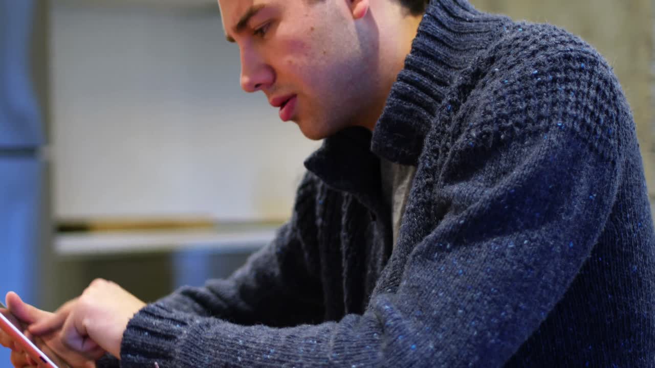 디지털 태블릿을 사용하는 남자