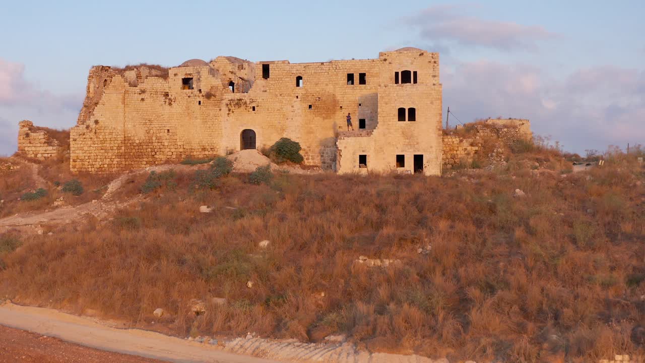 castillo de piedra en ruinas en la cima de una colina
