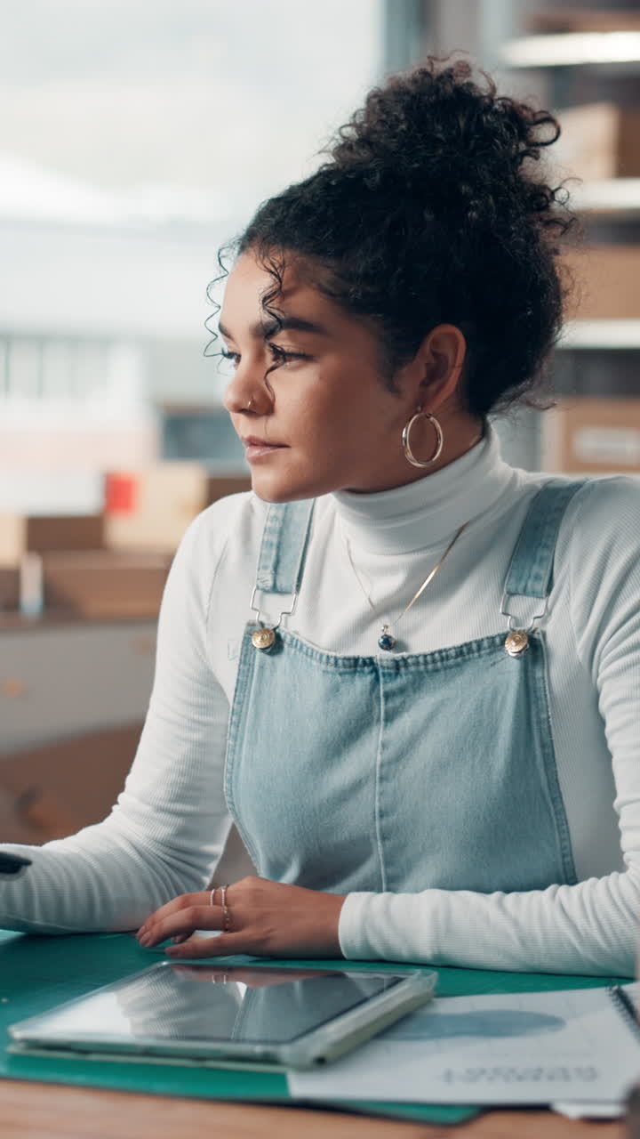 Jovem usando um tablet digital em um espaço de trabalho criativo