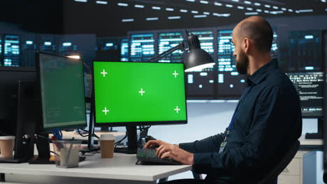 Mann-Tippt-Code-Auf-Greenscreen-Computer-In-High-Tech-Rechenzentrum