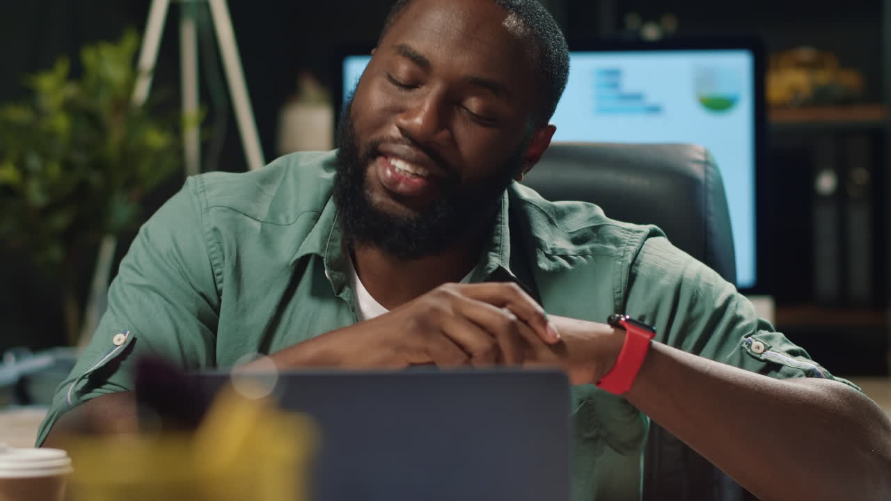 Closeup surprised afro business man discussing project