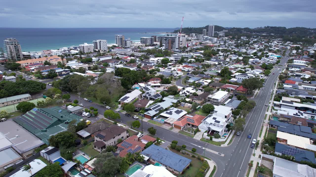 Toàn cảnh khu dân cư Palm Beach và Lạch Tallebudgera ở Gold Coast, Úc. Cảnh quay lia từ trên không