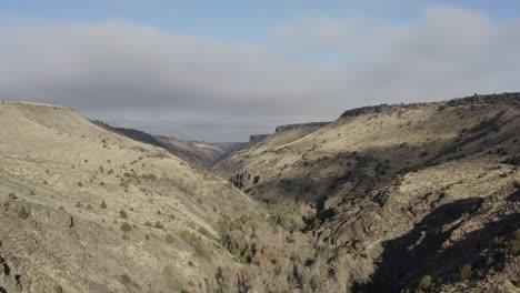 Eine-Drohne-Fliegt-über-Eine-Schlucht-Im-Ländlichen-Idaho