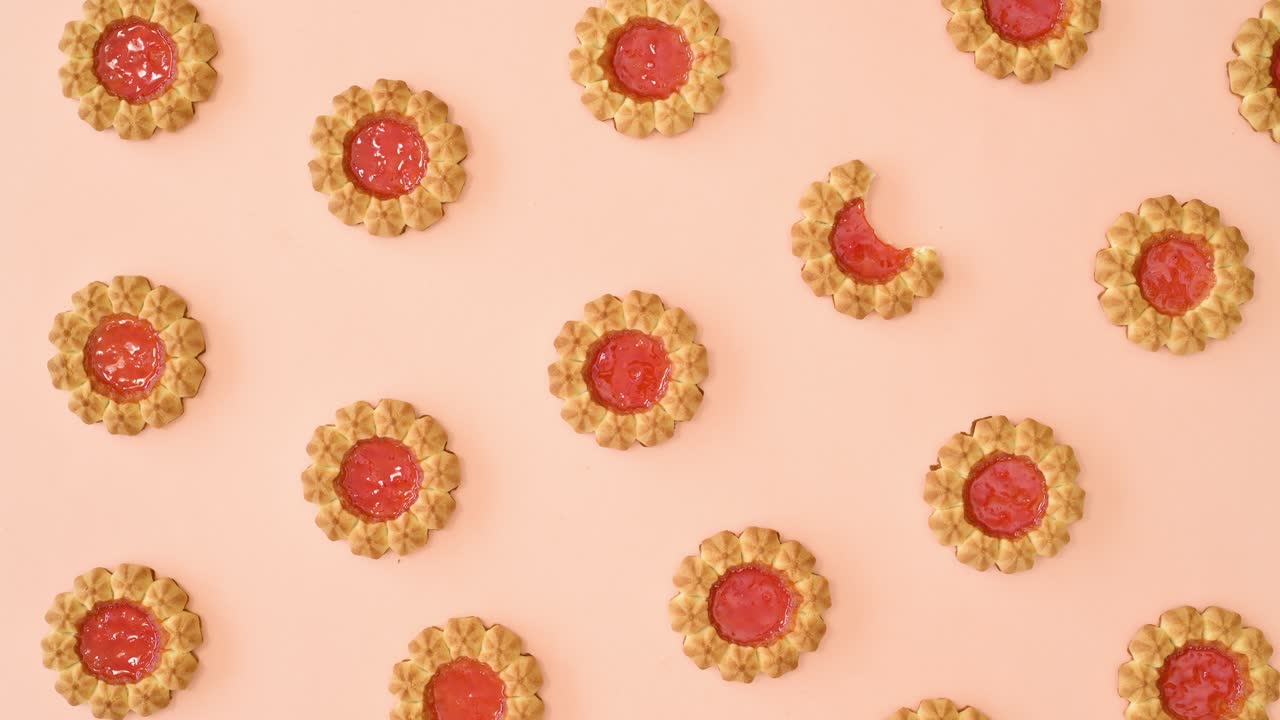 patrón con dulces galletas redondas con esmaltado naranja moverse sobre un fondo naranja pastel brillante. detener el movimiento plana