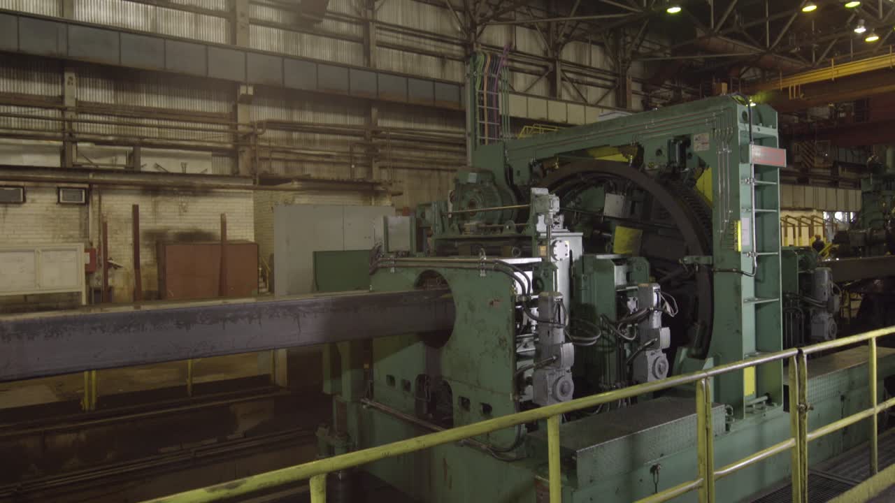 proceso de fabricación de tubos de acero en una fábrica