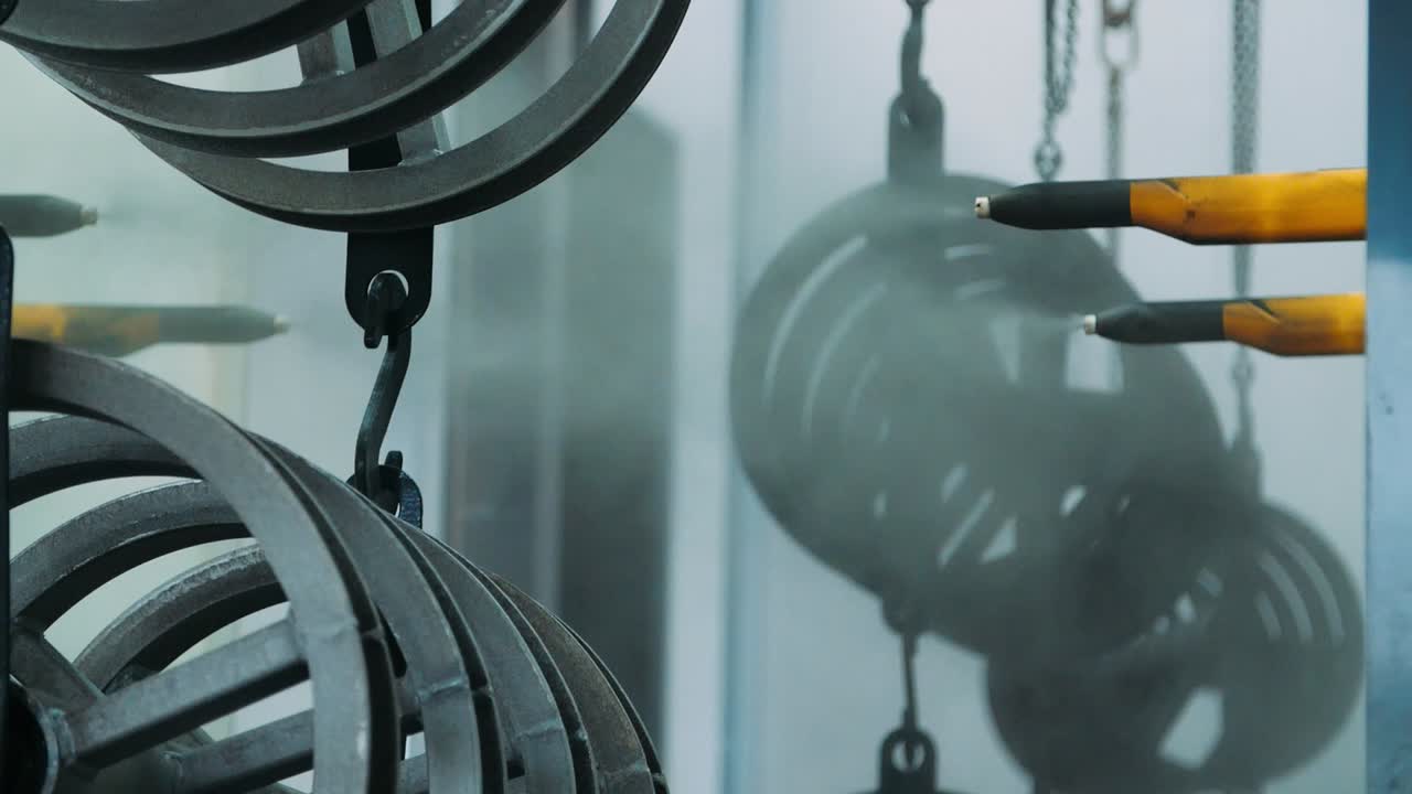 인간의 참여 없이 기업의 작업장에서 부품을 칠하는 것