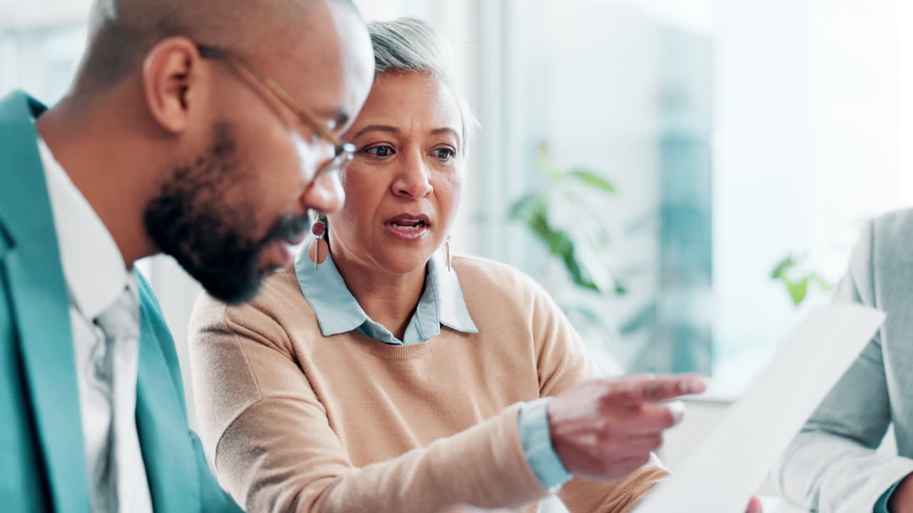 reunión de negocios con un equipo diverso