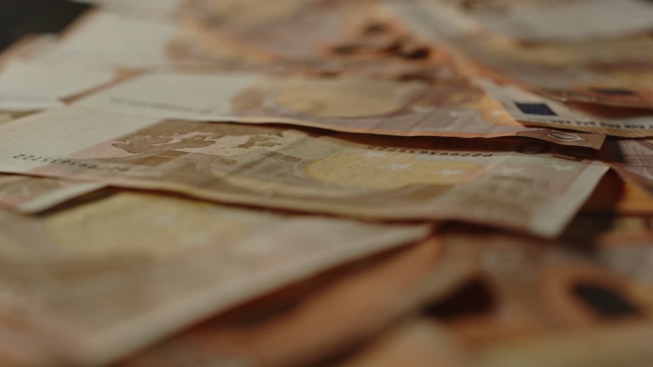 Nahaufnahme von vielen 50-Euro-Scheinen