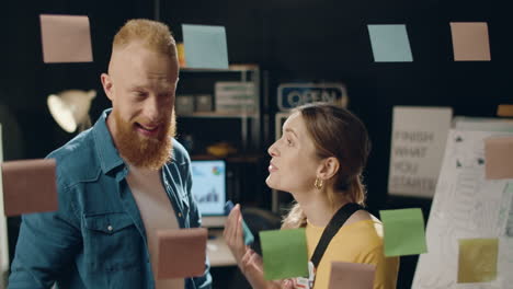 gente de negocios entusiasta sonriendo en la oficina hipster