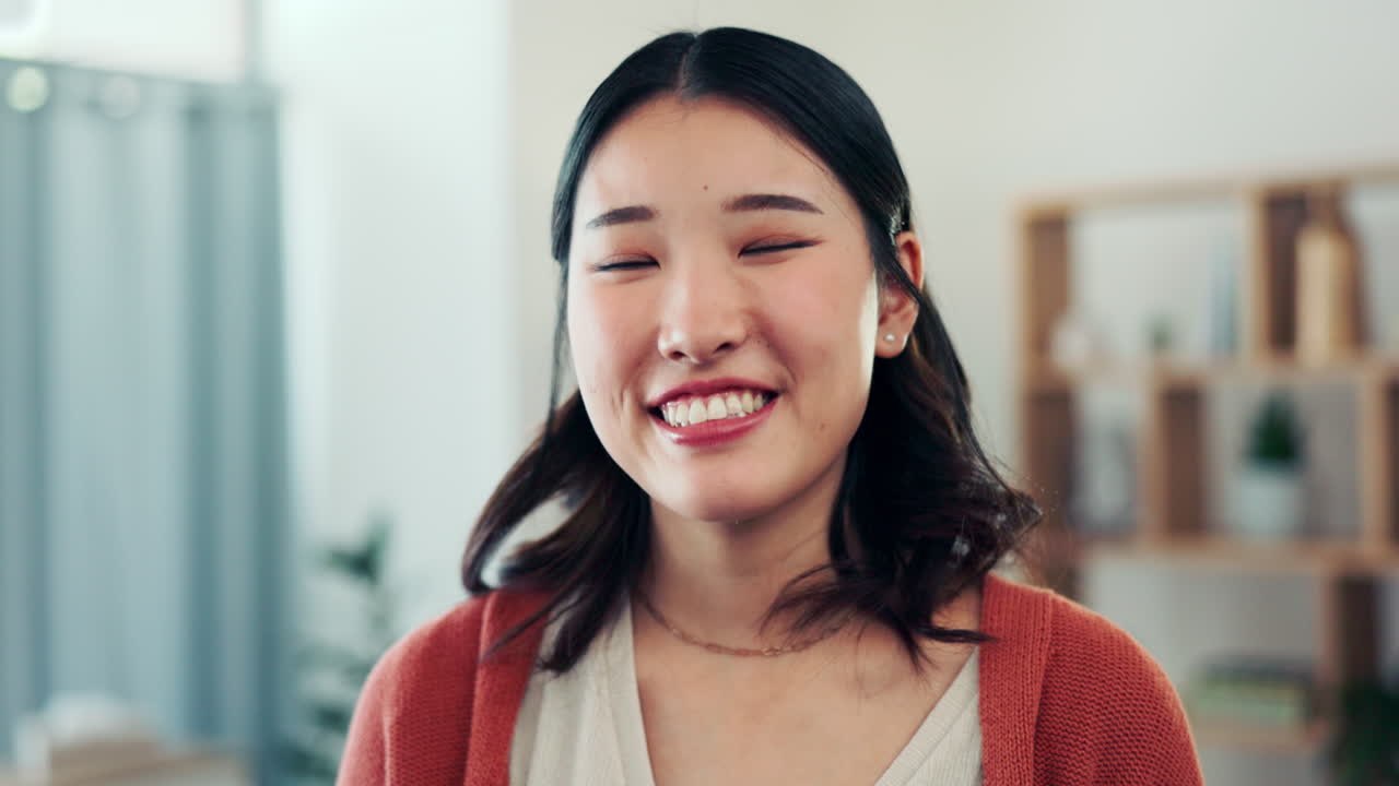 행복, 얼굴과 거실에서 웃는 여자