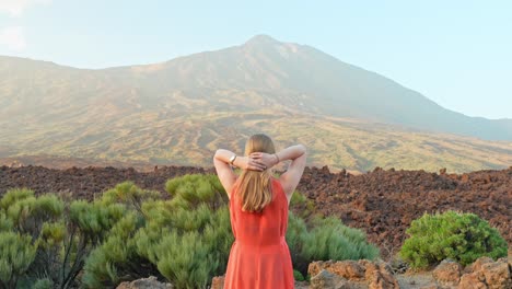 hermosa rubia en vestido de verano admira las vistas del parque nacional del teide