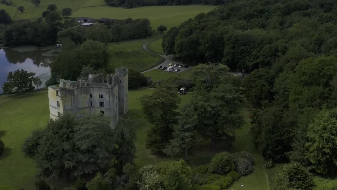 malhumorado, oscuro, vuelo nocturno de drones sobre las antiguas ruinas del castillo de wardour cerca de un lago