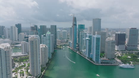 Erstaunliche-Luftaufnahme-Von-Wolkenkratzern-In-Der-Innenstadt-Am-Wasser.-Kleine-Flugzeuge,-Die-Durch-Filmmaterial-Fliegen.-Miami,-USA