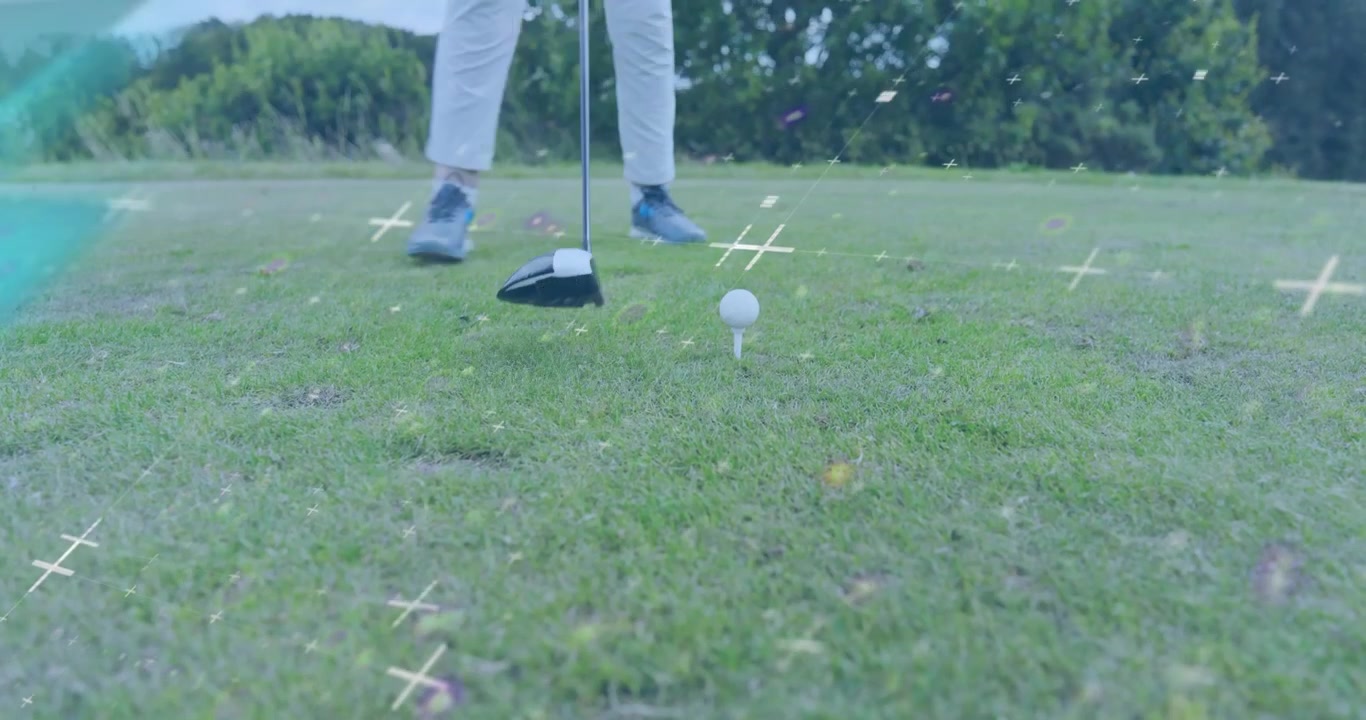 Recreatieve golfer steekt een tee in de grond, neemt zijn houding aan, slaat met een driver en stuurt de bal de fairway op