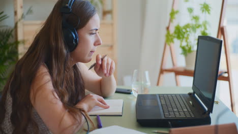 Studentin-Lernt-Online-Kopfhörer