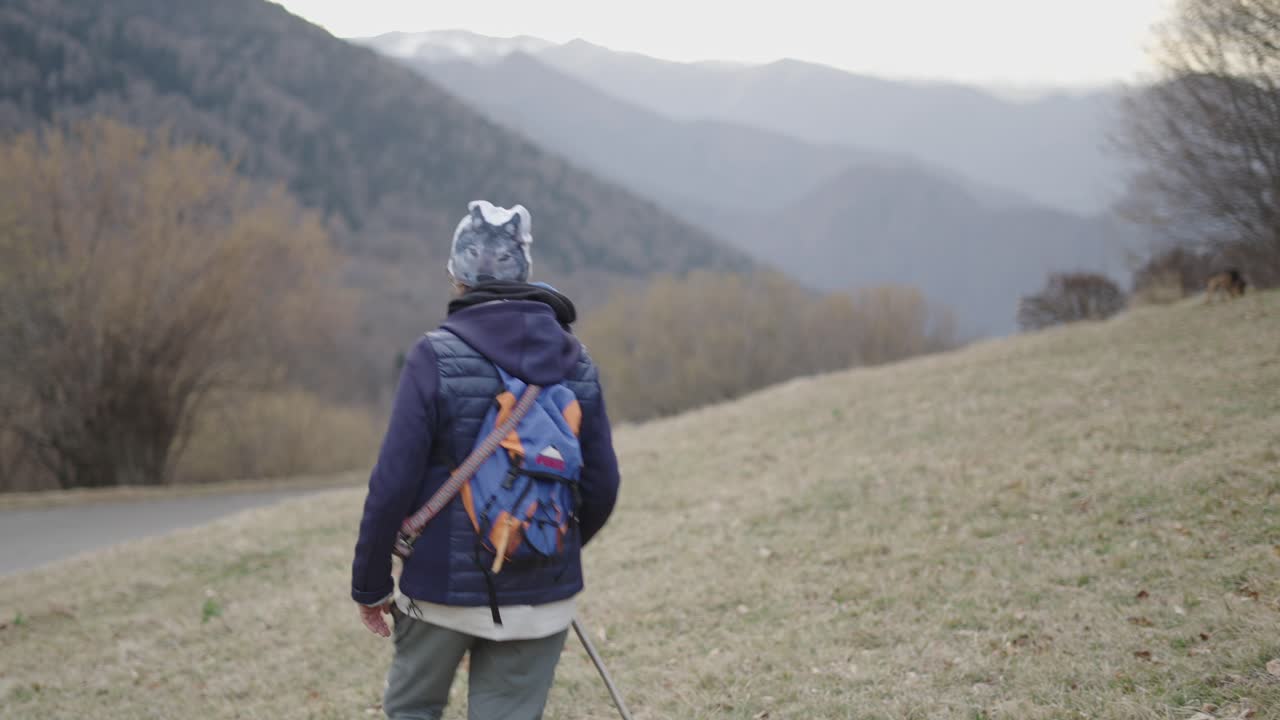 산에서 하이킹하는 여자