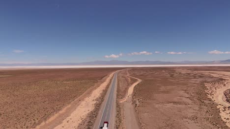 Empuje-Descendente-De-Drones-Aéreos-Con-Vistas-Al-Camión-Que-Viaja-Por-La-Ruta-52