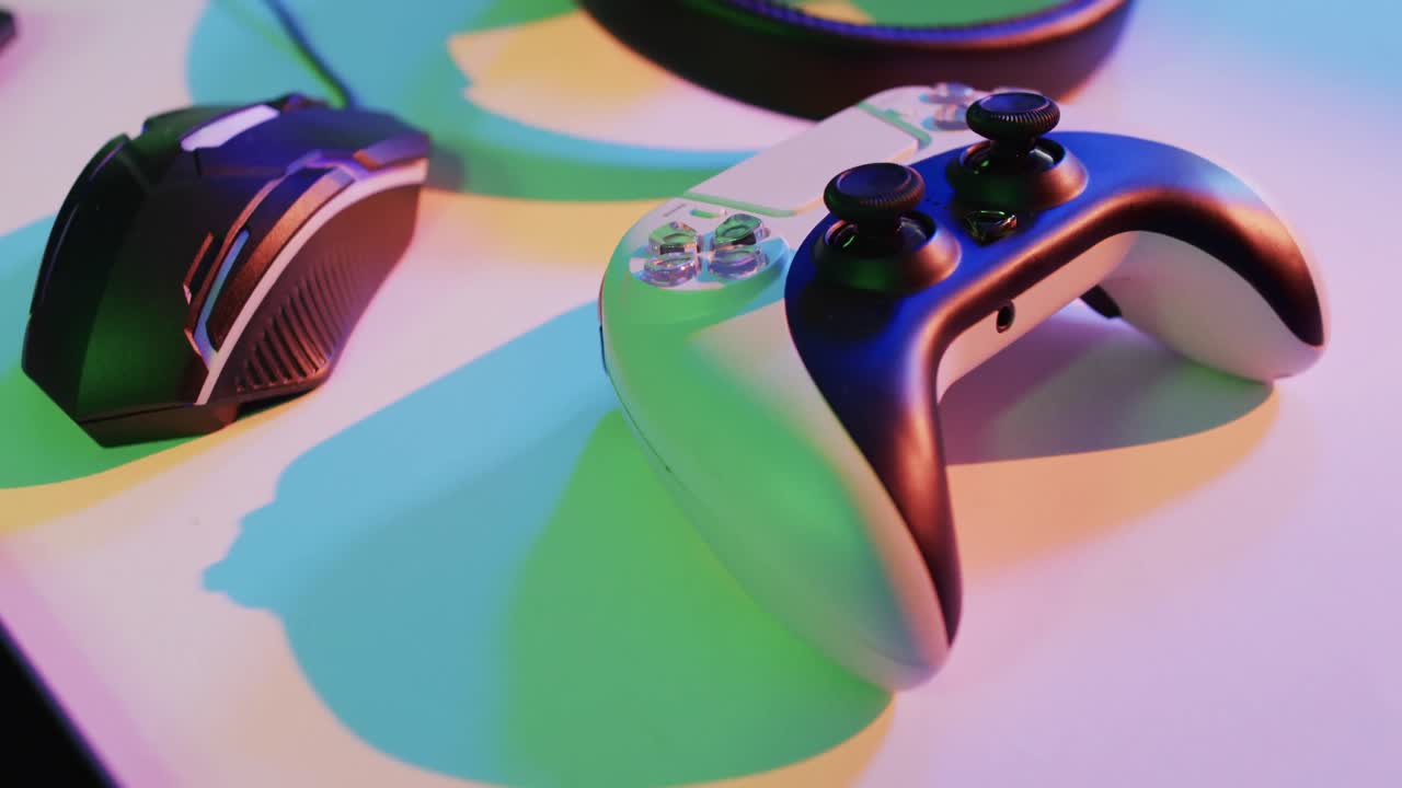 video de computadora de juegos y equipos de juegos en el escritorio con espacio de copia en fondo de neón