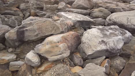 Hermosas-Rocas-Cerca-De-La-Playa-Y-Del-Océano-Pacífico-Rockpool