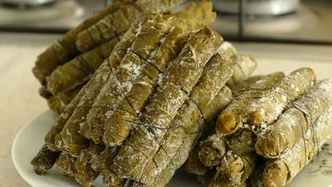 alimentos en el congelador, envoltura de hojas de uva, hojas rellenas, platos de oriente medio,