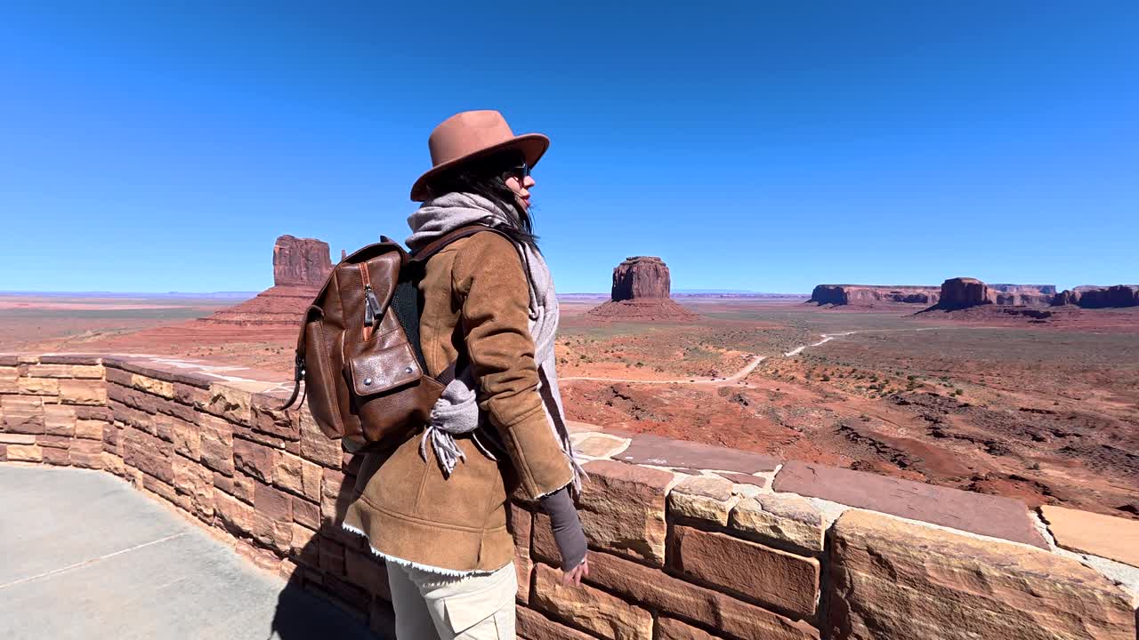 Turista donna che esplora il punto panoramico del deserto della Monument Valley
