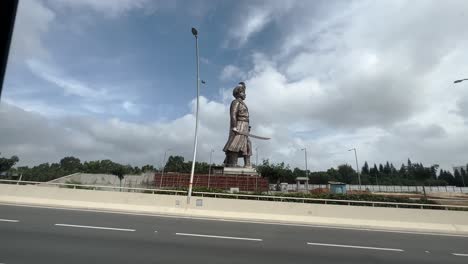 pasando por la estatua de la prosperidad de kempegowda mientras conducía en bengaluru, india - pov