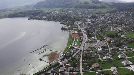 Drone-shot-of-beautiful-village-at-Traunsee,-Austria