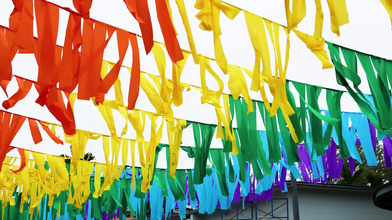 바람에 흔들리는 활기찬 리본