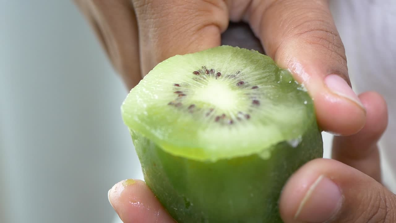 Preparing a fresh kiwi