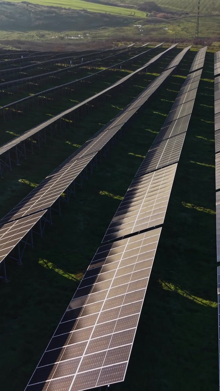 Solpaneler placeret på en stor mark opfanger sollys til energi.