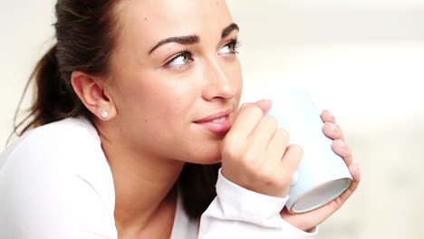 Mujer-Atractiva-Tomando-Café-En-Casa