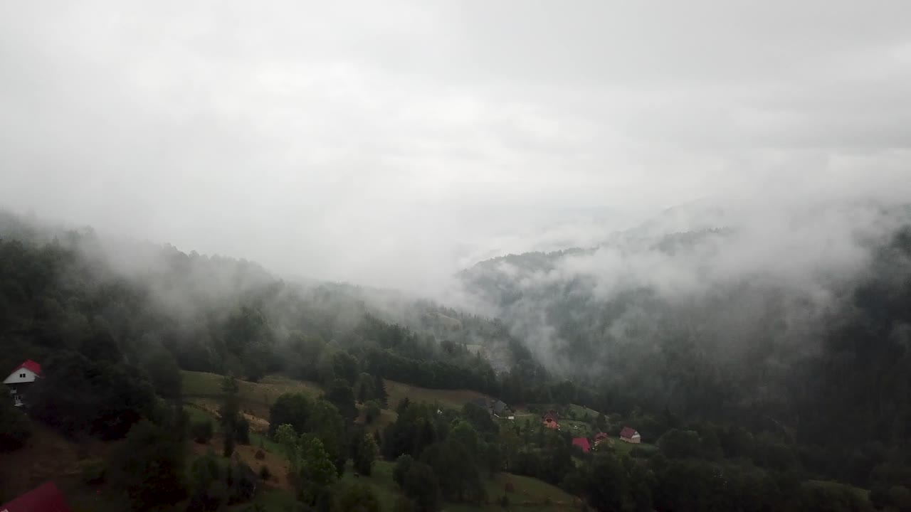 루마니아 카르파티아 산맥에 있는 멋진 마을 위를 날아다니는 드론