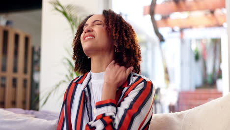 mujer con dolor de cuello