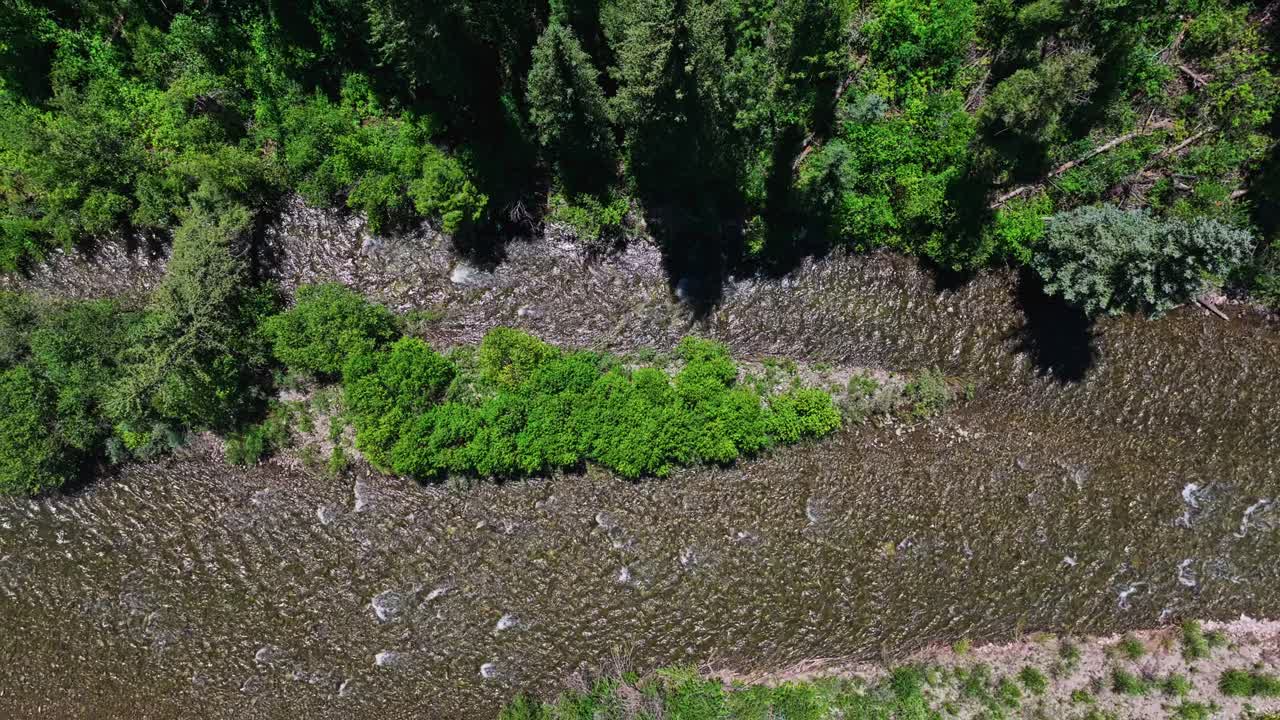 zoom out vista aérea del río slate y un valle boscoso con una carretera a través del medio cerca de la, colorado, ee.uu.