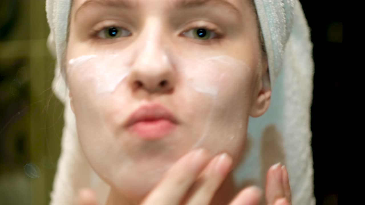 mujer aplicando crema facial
