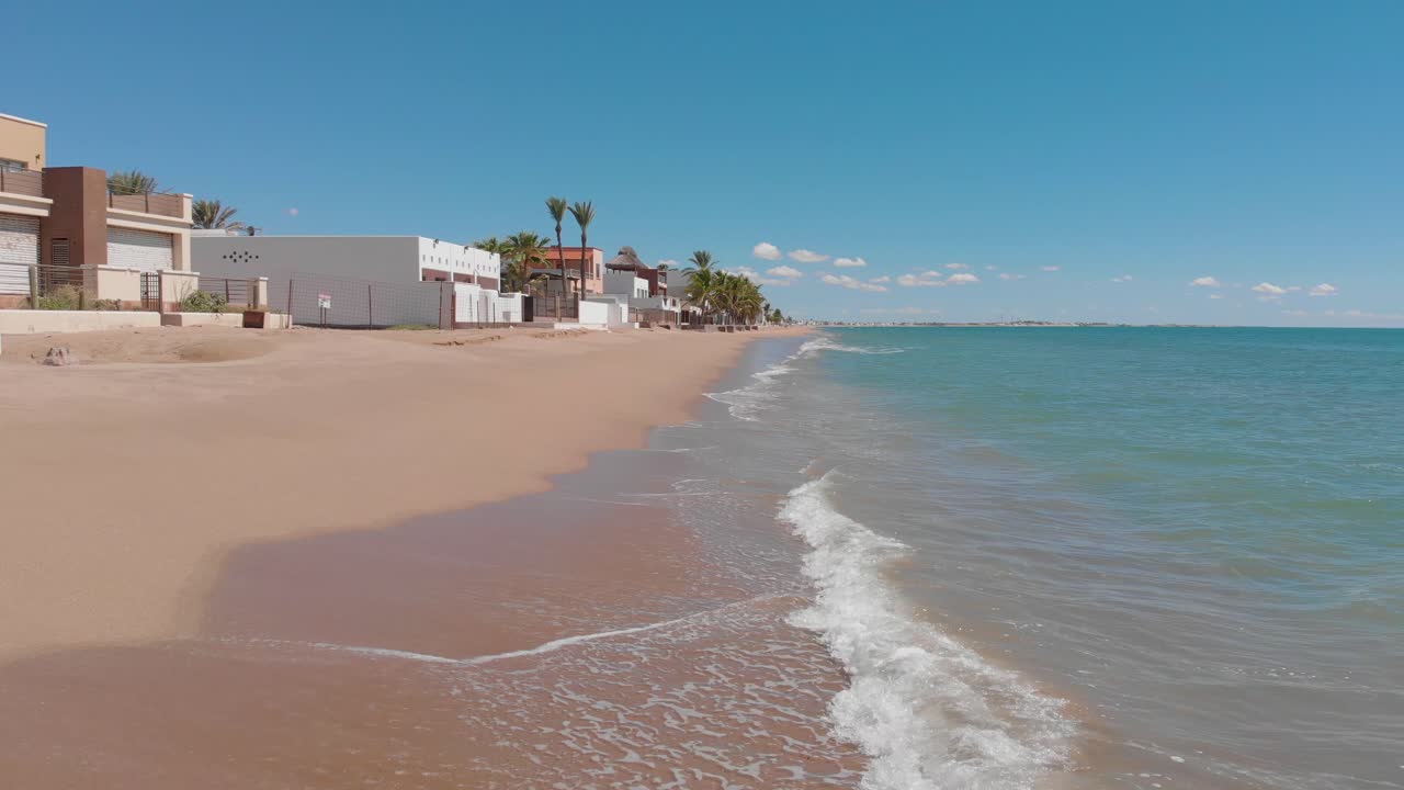 imágenes aéreas de drones de la bahía de kino en hermosillo sonora méxico durante el día soleado - cerca del suelo