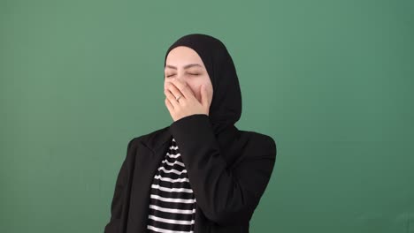 Islamisches-Mädchen-Gähnt-Gesicht