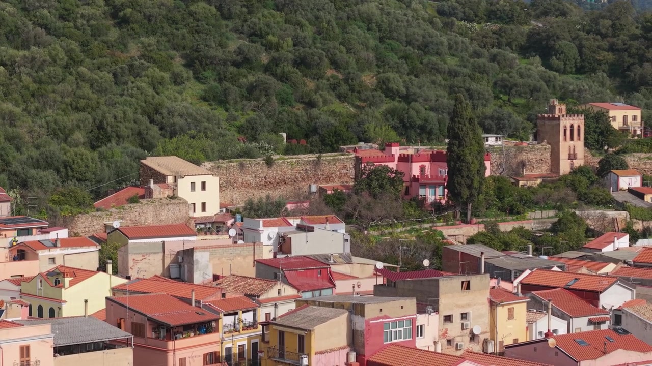 La città di Iglesias mostra edifici storici, strade e il paesaggio circostante della regione interna della Sardegna in Italia - Ripresa aerea con drone