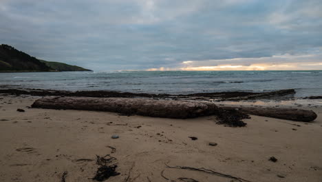 Spektakulärer-Zeitraffer-Eines-Wolkigen-Sonnenaufgangs-Am-Strand